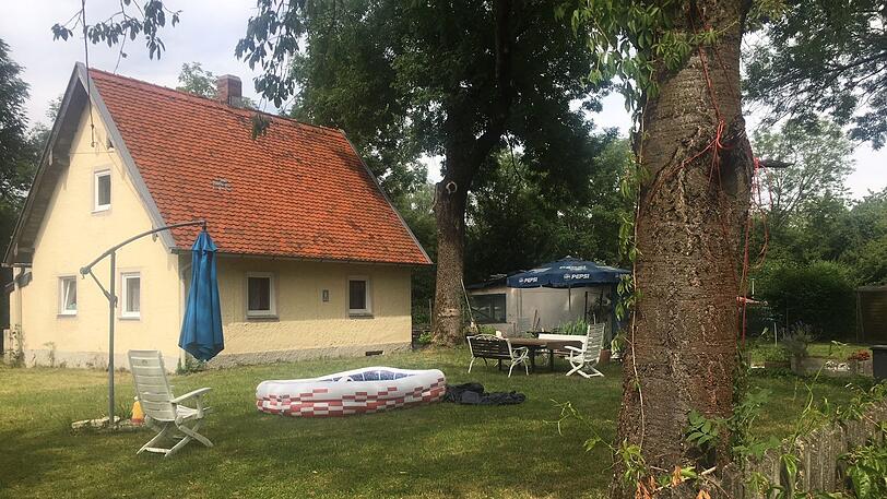 Eines der wenigen kleinen Wohnhäuser in der alten Eisenbahner-Siedlung Eggarten: Hier gibt es viel Grün, nostalgische Lauben, Vogelhäuser und windschiefe Zäune.