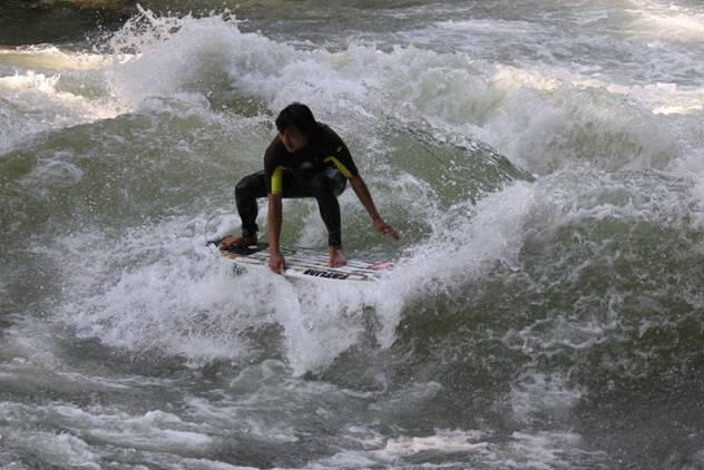 Coole Eisbach-Surfer