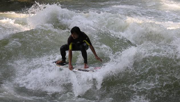 Coole Eisbach-Surfer Coole Eisbach-Surfer