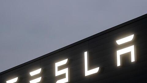 Während der globale Automarkt von der Corona-Krise ausgebremst wird, macht sich Tesla im Massenmarkt breit.
