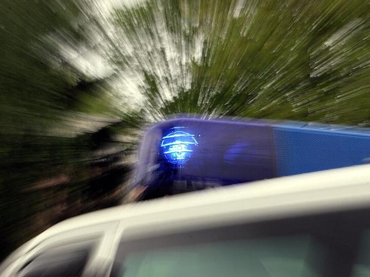 Das Blaulicht eines Polizei-Einsatzfahrzeuges leuchtet. Foto: Marcus Führer/Archivbild