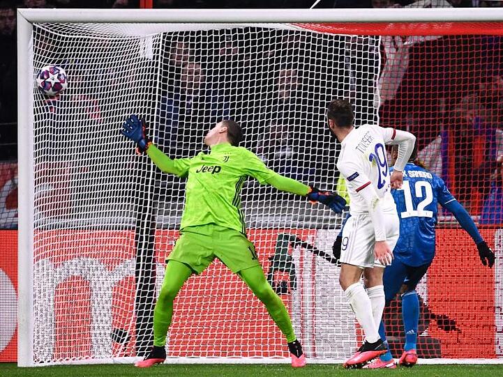 Lucas Tousart (2.v.r) von Olympique Lyon erzielt das Tor gegen Wojciech Szczêsny von Juventus Turin.