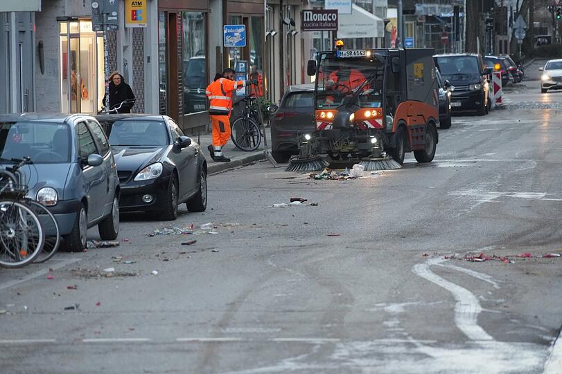 Frühmorgens in der Reichenbachstraße. Für die Straßenreinigung liegt jede Menge Arbeit herum.