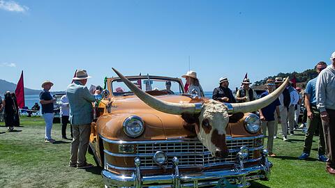 Hollywood-Schauspieler Leo Carrillo nutzte den Chrysler Town & Country mit einem Stierkopf an der Motorhaube für Werbeauftritte.