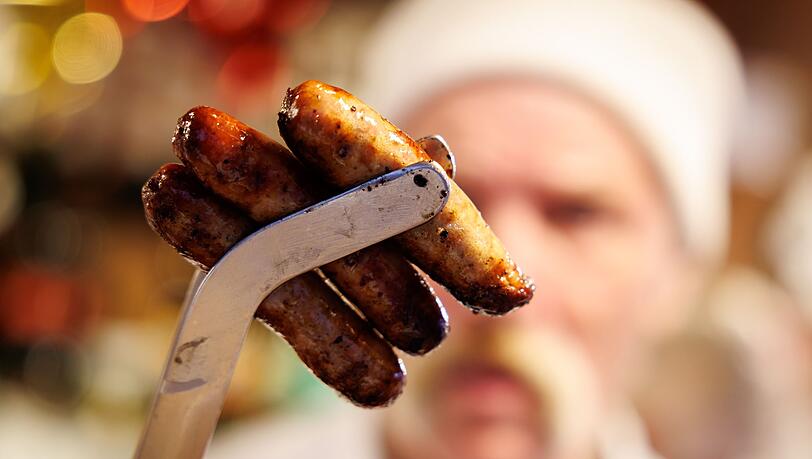 Die Bratwurst ist wahrscheinlich f&uuml;r viele Menschen das Typischste f&uuml;r Franken. Doch die L&auml;ngen der W&uuml;rste variieren von Region zu Region erheblich. (Archivbild)