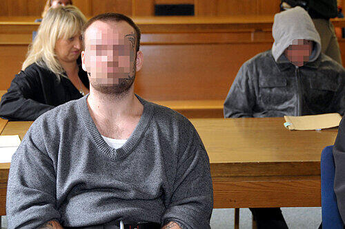 Gab die Vergewaltigung des Mithäftlings zu: Schlosser Andreas K. (23, li.), als gewalttätig bekannt, wurde gefesselt vorgeführt. Mittäter Robin D. (22) gab nur die Schläge zu.