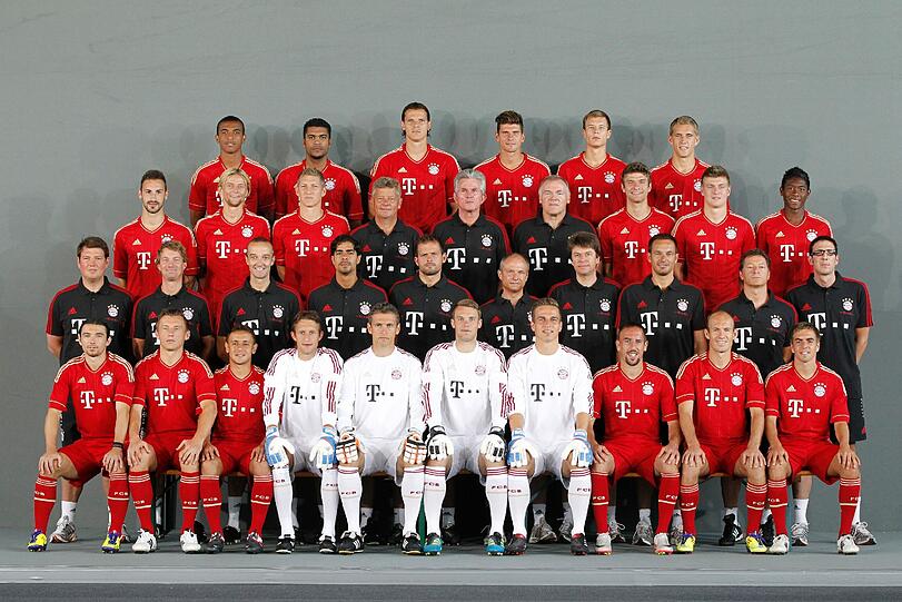 Anstrengender Tag für die Bayern-Kicker: Posing fürs Foto, dann gleich zum Training. Die Bilder von der Säbener