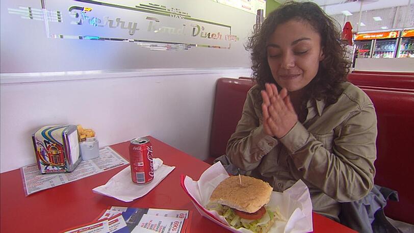 Nach ihrem Auszug steuert Jazzy wie angekündigt als erstes eine Imbissbude an, um sich einen Burger zu gönnen.