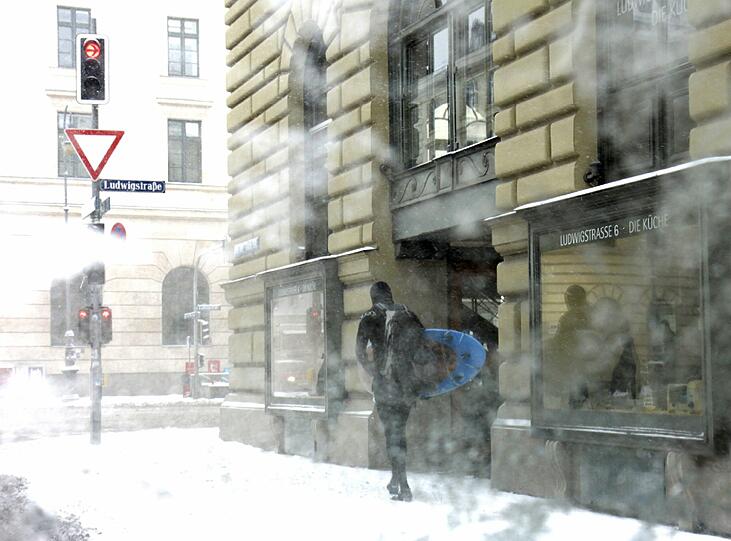 Dieser Surfer im Neoprenanzug lässt sich von dem bisschen Schnee nicht beeindrucken. So könnte es nächste Woche in München wieder aussehen: Der Winter kommt nochmal zurück.