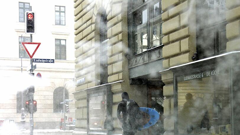 Dieser Surfer im Neoprenanzug lässt sich von dem bisschen Schnee nicht beeindrucken. So könnte es nächste Woche in München wieder aussehen: Der Winter kommt nochmal zurück. Dieser Surfer im Neoprenanzug lässt sich von dem bisschen Schnee nicht beeindrucken. So könnte es nächste Woche in München wieder aussehen: Der Winter kommt nochmal zurück.
