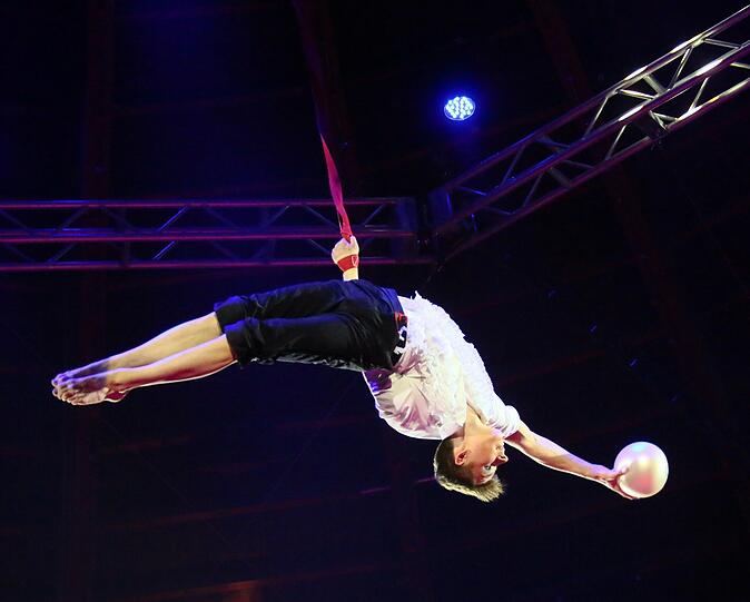 Strapaten mit Ball - Antom Mikheev