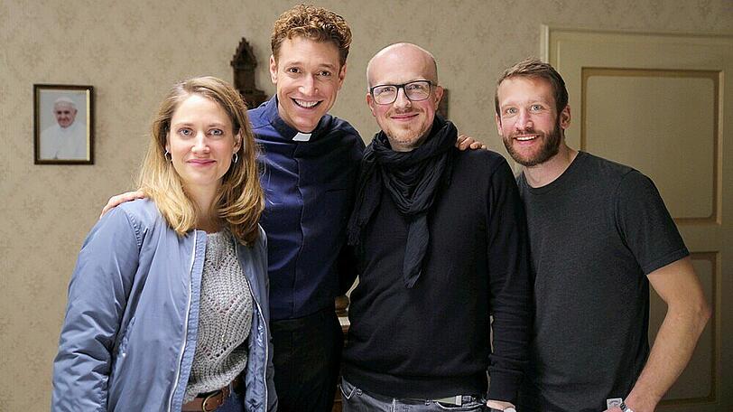 Die Dreharbeiten zur finalen Staffel von "Sankt Maik" haben begonnen (v.l.): Bettina Burchard, Daniel Donskoy, Markus Sehr (Regie), Paul Pieck (Kamera)