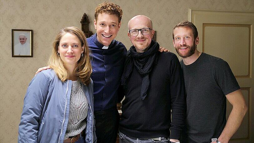 Die Dreharbeiten zur finalen Staffel von "Sankt Maik" haben begonnen (v.l.): Bettina Burchard, Daniel Donskoy, Markus Sehr (Regie), Paul Pieck (Kamera) Die Dreharbeiten zur finalen Staffel von "Sankt Maik" haben begonnen (v.l.): Bettina Burchard, Daniel Donskoy, Markus Sehr (Regie), Paul Pieck (Kamera)
