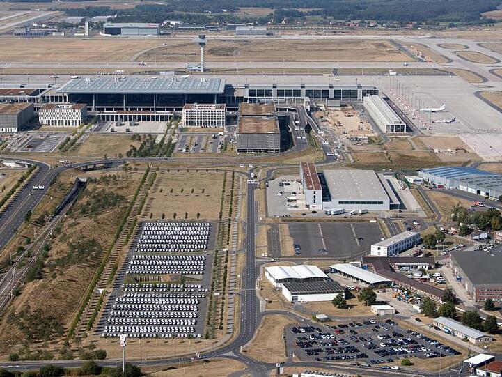 Noch immer wird im Hauptterminal des BER gearbeitet, etwa an den Brandmeldeanlagen und Kabeln für Notstrom und Sicherheitsbeleuchtung.