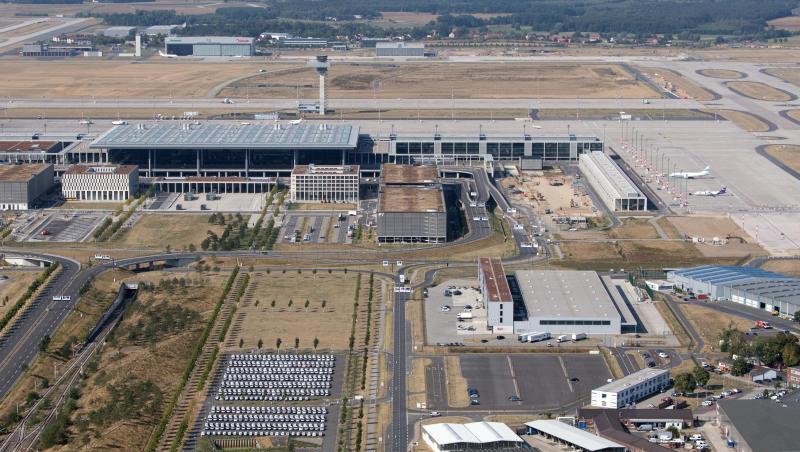 Noch immer wird im Hauptterminal des BER gearbeitet, etwa an den Brandmeldeanlagen und Kabeln für Notstrom und Sicherheitsbeleuchtung. Noch immer wird im Hauptterminal des BER gearbeitet, etwa an den Brandmeldeanlagen und Kabeln für Notstrom und Sicherheitsbeleuchtung.