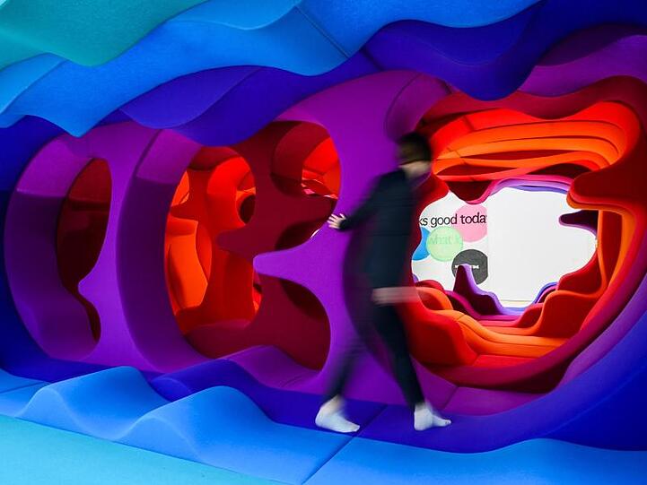 Alles fließt: Nachbau des Kunstwerks "Fantasy Landscape, Visiona 2" (2000) von Verner Panton im Kunstmuseum Wolfsburg.