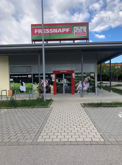 Klein aber fein – so ist der Markt in Puchheim aufgestellt. Wenn es um Ihren vierbeinigen, geschuppten oder gefiederten Liebling geht sind Sie bei uns genau richtig. Gerne unterstützen wir sie indem wir Ihre Einkäufe zu Ihrem PKW bringen – sollte etwas nicht vorrätig sein kümmert sich das engagierte Team um eine schnelle Lösung. Auf unseren monatlich wechselnden Aktionsflächen präsentieren wir Ihnen Neuheiten und Trendartikel oder aber auch Saisonartikel die Ihnen und Ihren Fellnasen das gemeinsame Leben erleichtern und verschönern werden.