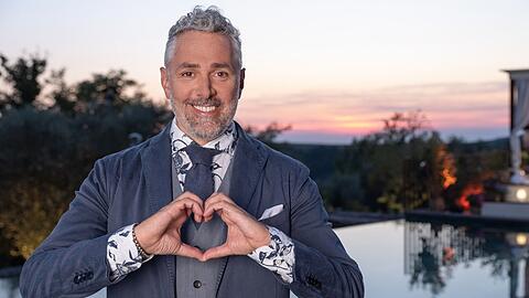 Roland Trettl lädt erneut zu seine Show "First Dates Hotel" ein.