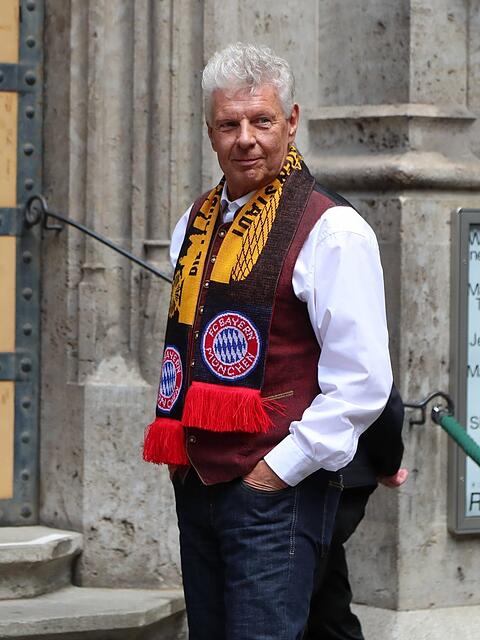 Dieter Reiter mit FC-Bayern-Fanschal &ndash; sein Sitz im Verwaltungsrat des Fu&szlig;ballvereins brachte ihm Eink&uuml;nfte von &uuml;ber 80.000 Euro, die er sich h&auml;tte vom Stadtrat genehmigen lassen m&uuml;ssen. Jetzt hat seine FCB-&Auml;mter abgegeben.