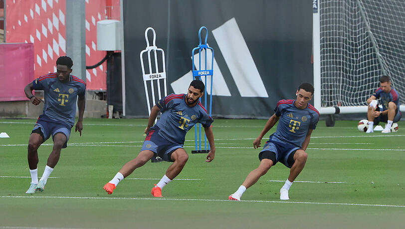 Aufbautraining nach Muskelfaserriss an der Säbener Straße: Während die neuen Kollegen auf Asienreise sind, bereitet sich Bayern-Neuzugang Ismael Saibari (Mitte) gemeinsam mit Alphons Davies (l.) und Jamal Musiala auf seine erste Saison in München vor. Aufbautraining nach Muskelfaserriss an der Säbener Straße: Während die neuen Kollegen auf Asienreise sind, bereitet sich Bayern-Neuzugang Ismael Saibari (Mitte) gemeinsam mit Alphons Davies (l.) und Jamal Musiala auf seine erste Saison in München vor.