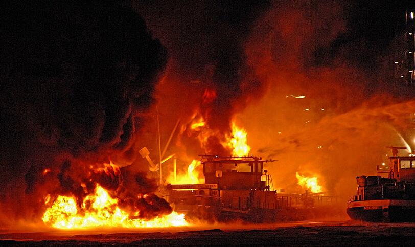 In Flammen: Der Tanker im Hafen der Erdöl-Raffinerie von BP in Lingen im Landkreis Emsland.