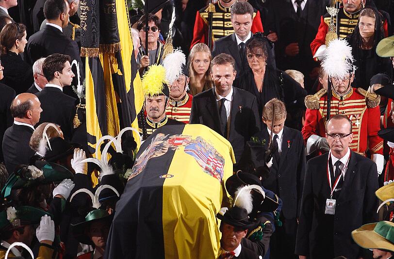Eine Fahne mit den Farben der Habsburger, Schwarz und Gelb, schmückte den Sarg des verstorbenen Otto von Habsburg.