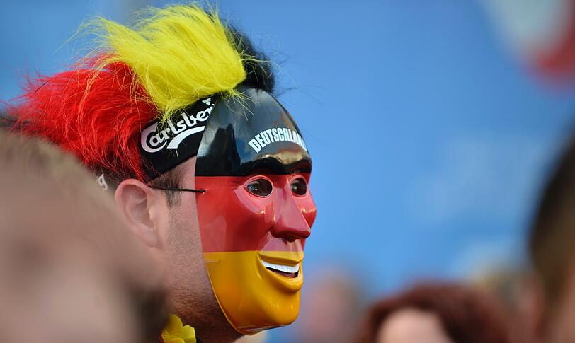 Wohin man blickt: Begeisterung, Party! Deutschland hat die Griechen aus der Euro gekickt!