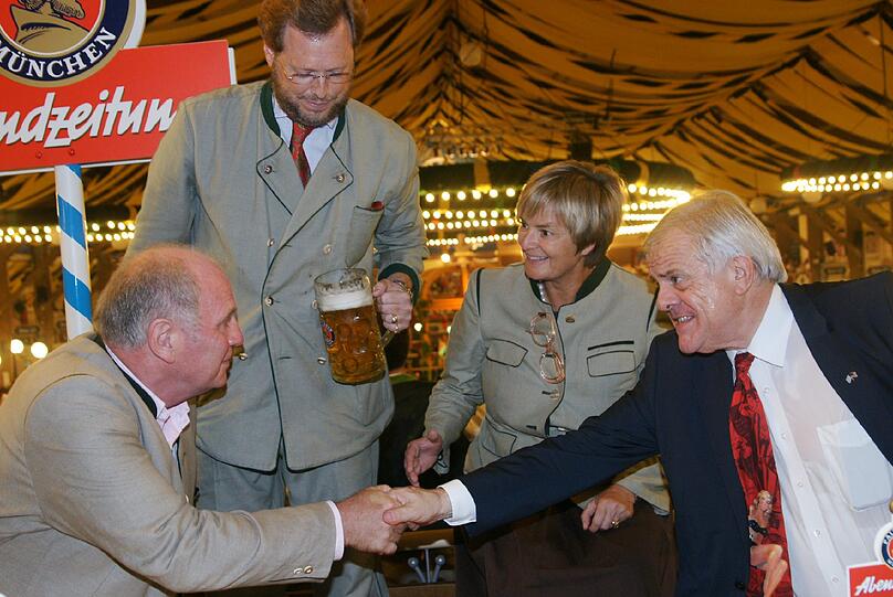 Gloria von Thurn und Taxis, Carl Alban Graf von Schönburg-Glauchau und Klatsch-Kolumnist Michael Graeter begrüßen Bayern-Präsident Uli Hoeneß.