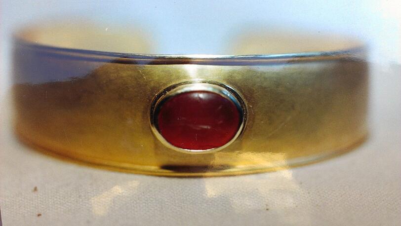 Diese Gold-Armspange ist 6500 Euro wert &ndash; und verschwunden.