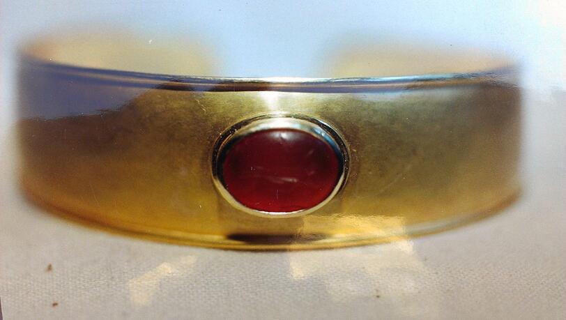 Diese Gold-Armspange ist 6500 Euro wert – und verschwunden. Diese Gold-Armspange ist 6500 Euro wert – und verschwunden.