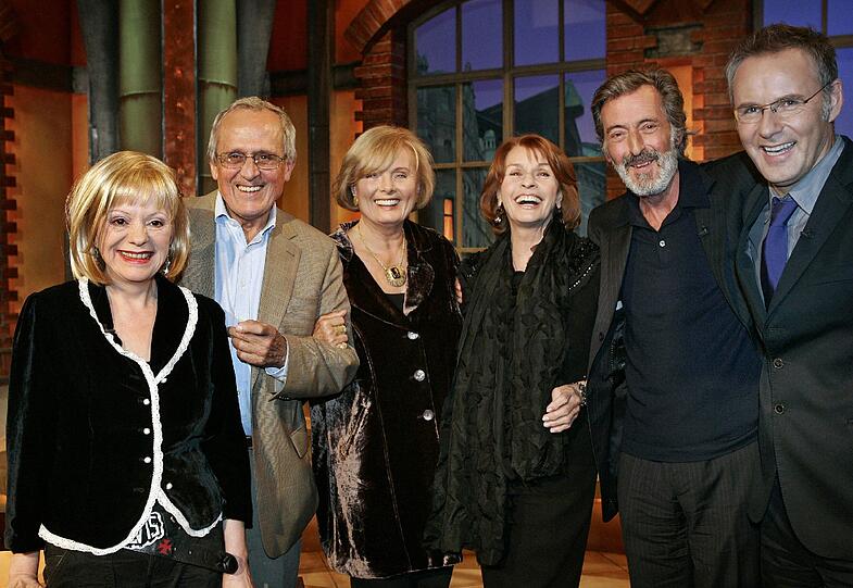 Prost! Die Kubi mit ihren &bdquo;Kir Royal&ldquo;-Kollegen 2006 (v. l.): Billie Zöckler, Regisseur Helmut Dietl (&dagger;), Senta Berger und Dieter Hildebrandt (&dagger;).