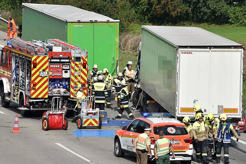 Mega-Stau am Irschenberg: Zwei Lkw krachten am Freitagvormittag ineinander &ndash; die Bilder vom Rettungseinsatz.