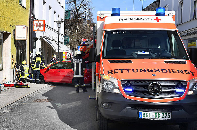 Schrecklicher Unfall in Traunstein: Ein Golf erfasst einen Kinderwagen. Das sechs Monate alte Kind wird verletzt.