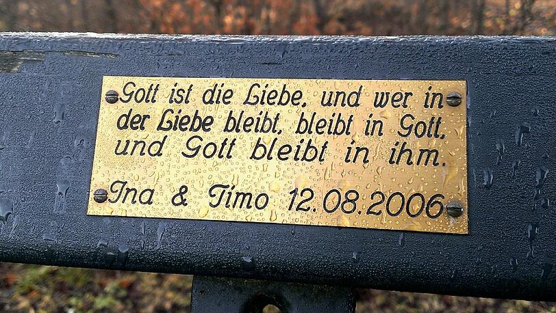 Im Englischen Garten und Nymphenburger Schlosspark haben Münchner tausende Plaketten mit Widmungen auf Parkbänken angebracht.
