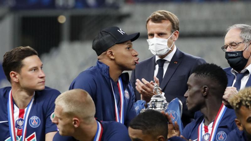 Musste die Glückwünsche von Präsident Emmanuel Macron (M) zum PSG-Pokalsieg auf Krücken entgegennehmen: Kylian Mbappé (3.v.l.). Musste die Glückwünsche von Präsident Emmanuel Macron (M) zum PSG-Pokalsieg auf Krücken entgegennehmen: Kylian Mbappé (3.v.l.).