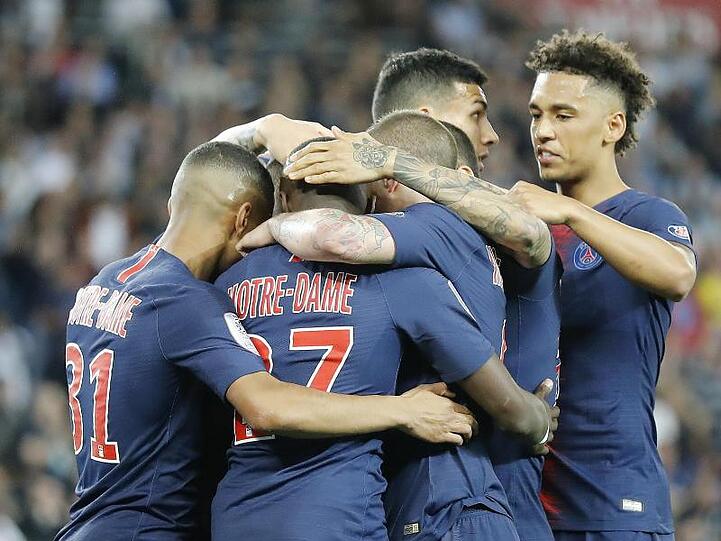 PSG-Spieler mit dem Schriftzug "Notre Dame" auf der Rückseite ihrer Trikots jubeln über das 1:0.