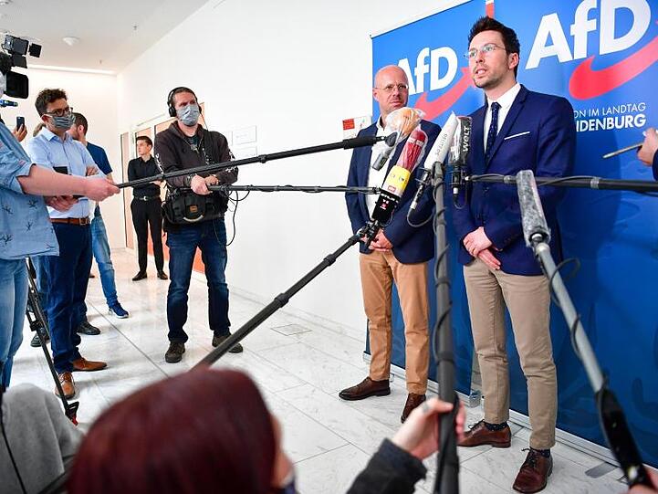 Andreas Kalbitz (l), Vorsitzender der AfD-Fraktion im Landtag von Brandenburg, und Dennis Hohloch, Parlamentarischer Geschäftsführer, geben eine Pressekonferenz.
