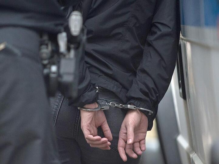 Nach Messerattacken in Hanau sind zwei Männer vorläufig festgenommen worden.