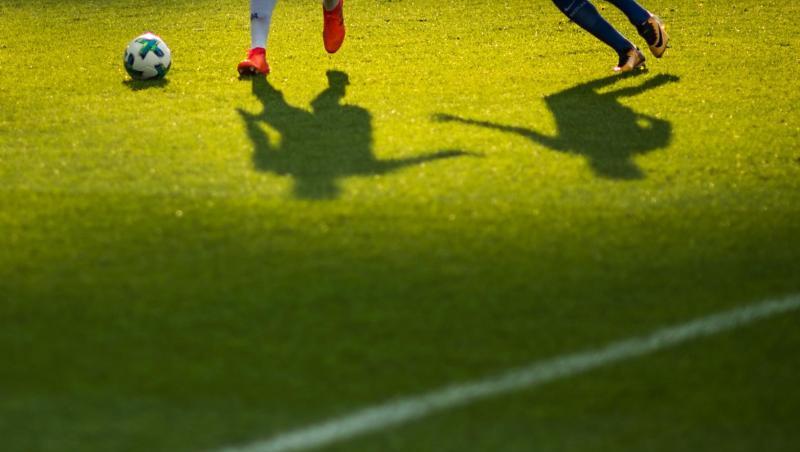 Zwei Spieler verfolgen einen Ball.