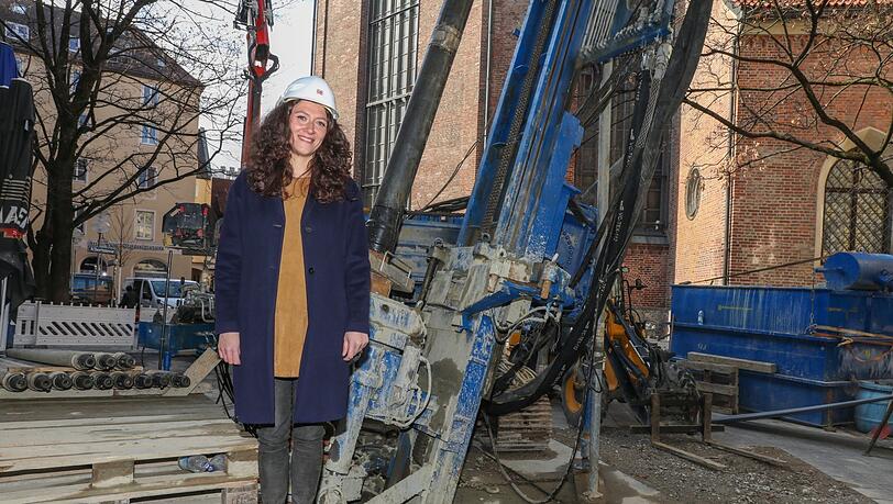 Daria Mundt an der Frauenkirche. Auch hier wird einer der Brunnenschächte im Umfeld der Marienhof-Baustelle gebohrt. Daria Mundt an der Frauenkirche. Auch hier wird einer der Brunnenschächte im Umfeld der Marienhof-Baustelle gebohrt.