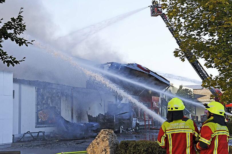Die Feuerwehr konnte ein Abbrennen des Supermarktes nicht verhindern. Die Bilder vom Einsatzort.