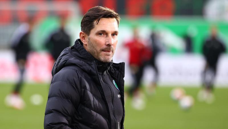 Fürths Trainer Stefan Leitl steht vor Spielbeginn auf dem Platz. Fürths Trainer Stefan Leitl steht vor Spielbeginn auf dem Platz.
