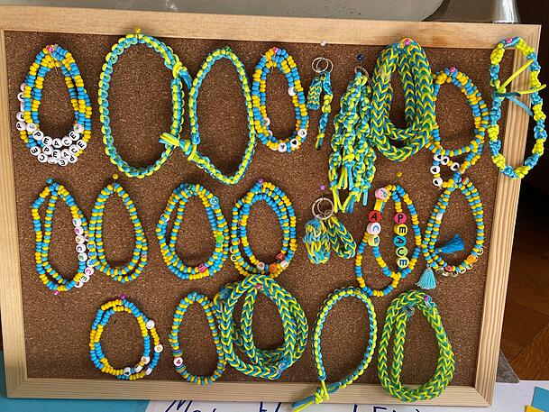 Die Kinder haben Anhänger und Armbänder in den Farben der Ukraine gebastelt. Die Kinder haben Anhänger und Armbänder in den Farben der Ukraine gebastelt.
