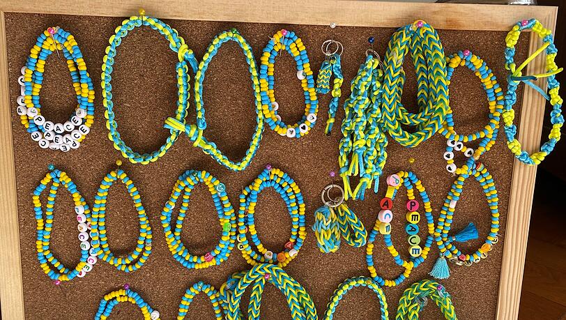 Die Kinder haben Anhänger und Armbänder in den Farben der Ukraine gebastelt. Die Kinder haben Anhänger und Armbänder in den Farben der Ukraine gebastelt.