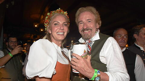 Karina Mroß und Thomas Gottschalk erschienen gemeinsam zum Wiesn-Auftakt.