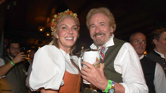 Karina Mroß und Thomas Gottschalk erschienen gemeinsam zum Wiesn-Auftakt.