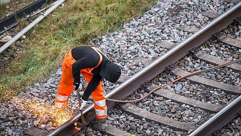 Die Bahn will 2026 in Bayern zusätzlich knapp 40 Kilometer neue Gleise und 20 neue Weichen verlegen. (Symbolbild)