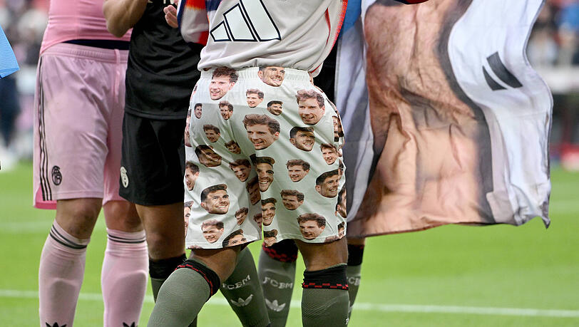 Auf der Hose, die sich Serge Gnabry von einem Fan geliehen hatte, sind zahlreiche Gesichter von FCB-Kollege Leon Goretzka zu sehen. Auf der Hose, die sich Serge Gnabry von einem Fan geliehen hatte, sind zahlreiche Gesichter von FCB-Kollege Leon Goretzka zu sehen.