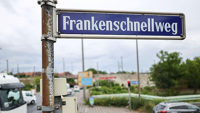 Auf dem Frankenschnellweg staut sich regelm&auml;&szlig;ig der Verkehr. Die Stadt will das &auml;ndern. Gegner halten die Pl&auml;ne aber f&uuml;r zu kurz gegriffen.