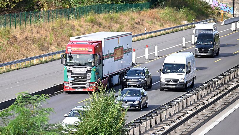 Lastwagen sollen Lieferungen übernehmen, die wegen des Niedrigwassers in Flüssen nicht per Schiff transportiert werden können (Symbolbild) Lastwagen sollen Lieferungen übernehmen, die wegen des Niedrigwassers in Flüssen nicht per Schiff transportiert werden können (Symbolbild)